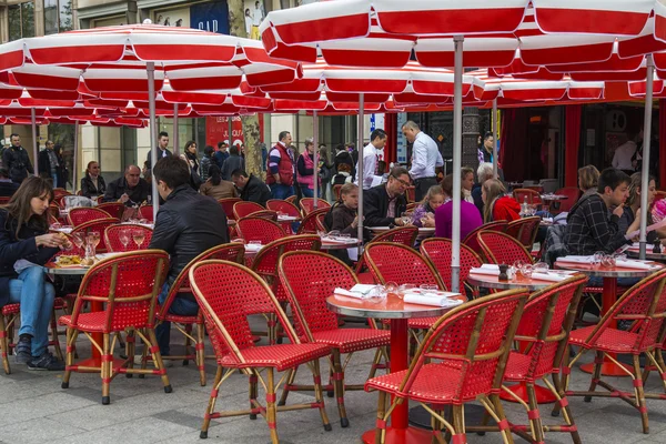Café ao ar livre de verão em uma cidade europeia, mesas e cadeiras de vime vermelho brilhante — Fotografia de Stock
