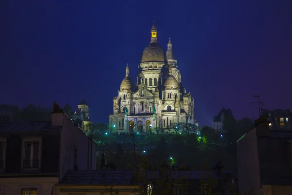 Paris, France, May 2, 2013 . View Momartr hill and Sacre Coeur at night — Stock Photo, Image