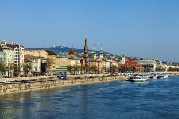 Budapest, Hungría, 22 de marzo de 2014. Aspecto urbano típico, orillas del río Danubio — Foto de Stock