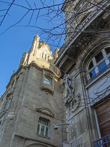 Budapest, Hungría. Detalles arquitectónicos típicos de las casas en la ciudad histórica — Foto de Stock