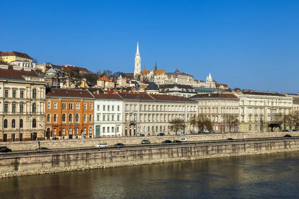 Budapest, Hongarije. waterkant skyline en de Donau-kade — Stockfoto