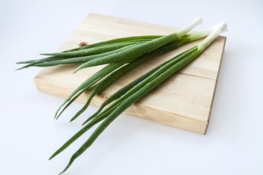 Su damlacıkları ile taze chives