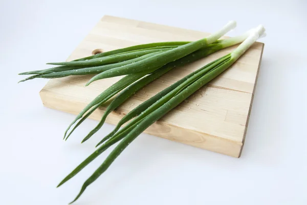 Su damlacıkları ile taze chives — Stok fotoğraf