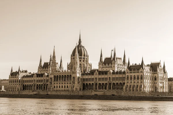Budapest, Hungría. Detalle arquitectónico del edificio del Parlamento húngaro. Este edificio es uno de los símbolos de Budapest — Foto de Stock