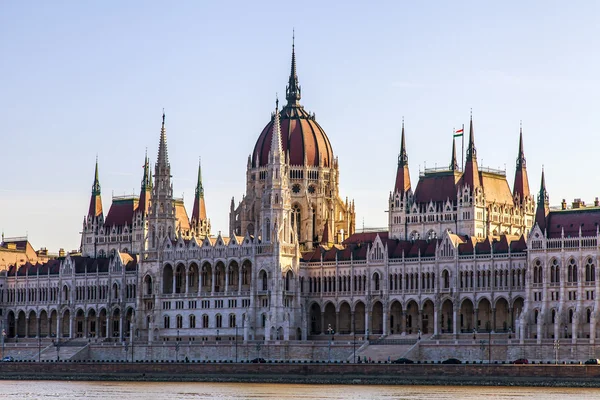 Budapeste, Hungria. Detalhe da arquitetura do edifício do Parlamento húngaro. Este edifício é um dos símbolos de Budapeste — Fotografia de Stock