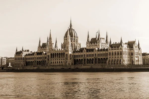 Budapest, Hungría. Detalle arquitectónico del edificio del Parlamento húngaro. Este edificio es uno de los símbolos de Budapest — Foto de Stock