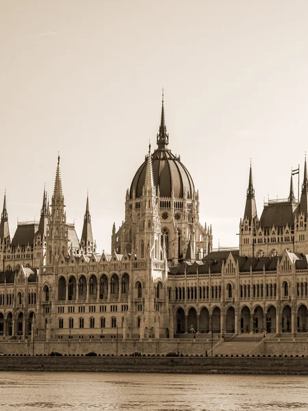 Budapest, Hungría. Detalle arquitectónico del edificio del Parlamento húngaro. Este edificio es uno de los símbolos de Budapest — Foto de Stock