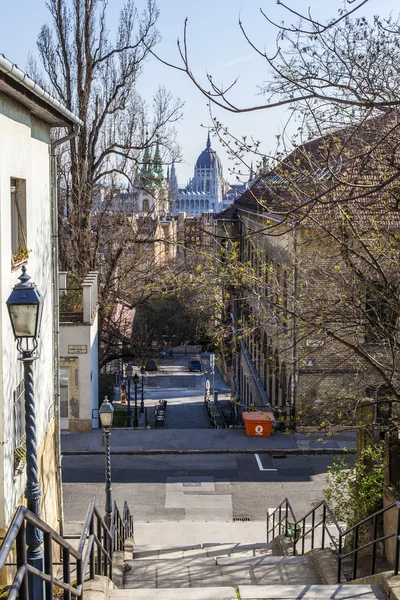 Budapest, Ungheria. Tipico look urbano. Strada pittoresca a Buda. Buda - parte della città, situata sulle alte rive del Danubio — Foto Stock