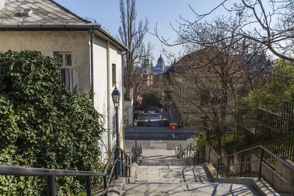 Budapeşte, Macaristan. tipik kentsel bakmak. buda güzel sokakta. Buda - yüksek Tuna Nehri kıyısında yer alan kentin — Stok fotoğraf