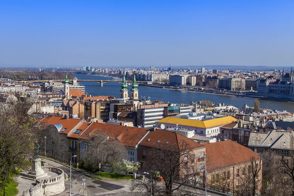 Budapest, Hongrie. Skyline riveraine et remblai du Danube — Photo