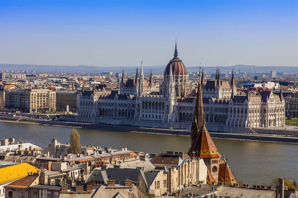 Budapest, Ungheria. skyline lungomare e argine del Danubio — Foto Stock