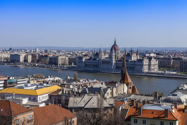 在匈牙利首都布达佩斯。滨水区的天际线和多瑙河路堤 — 图库照片