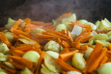 Budapeşte, Macaristan, fuar. tavada kızartılmış sebzeler açık bir kafede bir fırın tepsisine karışımı oldu