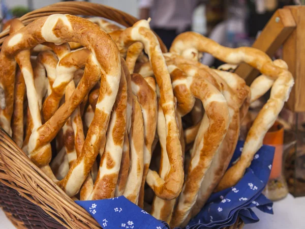 Budapest, Hungary, Fair. Fresh pretzels in a basket — Stock Photo, Image