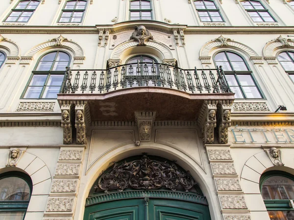Будапешт, Венгрия. Типичные архитектурные детали домов в историческом городе — стоковое фото