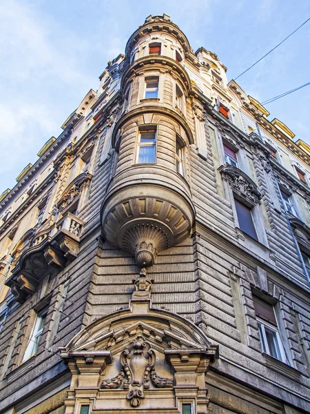 बुडापेस्ट, हंगेरी. ऐतिहासिक शहरातील घरांचे ठराविक वास्तुकला तपशील — स्टॉक फोटो, इमेज