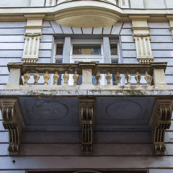 Budapest, Hungría. Detalles arquitectónicos típicos de las casas en la ciudad histórica — Foto de Stock