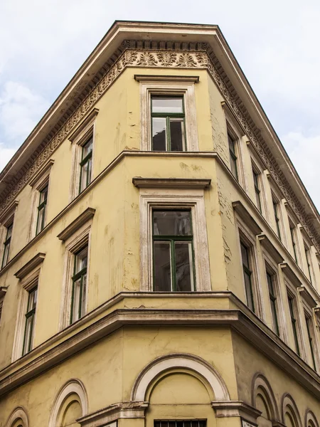 Budapeste, Hungria. Detalhes arquitetônicos típicos de casas na cidade histórica — Fotografia de Stock