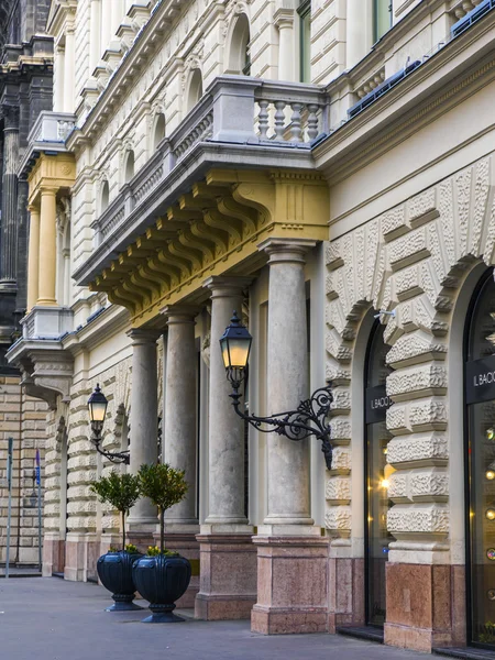 Budapeste, Hungria. Detalhes arquitetônicos típicos de casas na cidade histórica — Fotografia de Stock