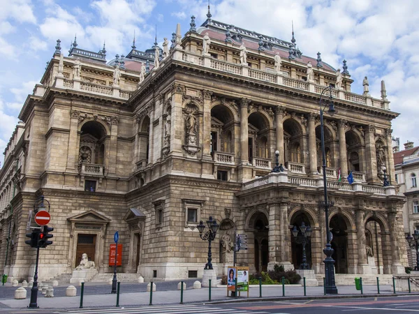 ブダペスト, ハンガリー、2014 年 3 月 23 日.国立歌劇場の構築 — ストック写真