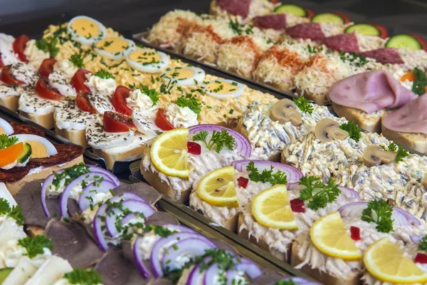 Variedad de sándwiches en exhibición en la cafetería — Foto de Stock