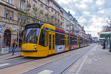 Budapeşte, Macaristan, 22 Mart 2014. tipik kentsel bakmak. üzerinde şehir tramvay durağı uzaklıktadır.