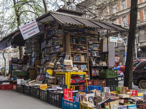 布达佩斯，匈牙利，2014 年 3 月 23 日。书商亭在大街上 — 图库照片