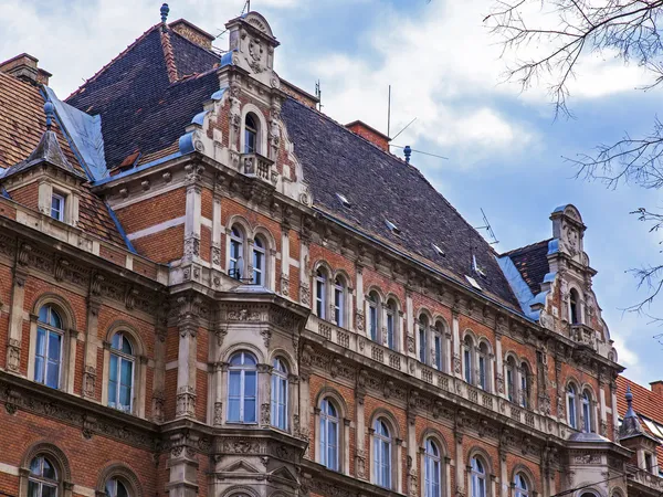 Budapešť, Maďarsko. typické architektonické detaily domů v historickém městě — Stock fotografie