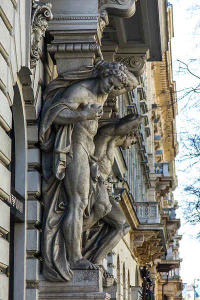 Budapest, Hungría. Detalles arquitectónicos típicos de las casas en la ciudad histórica — Foto de Stock