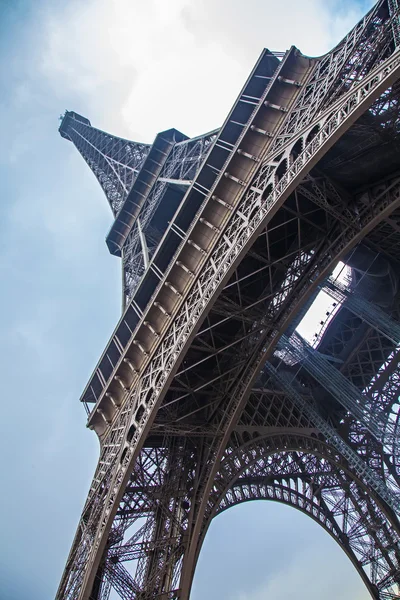 Париж, Франция, 2 мая 2013 года. Структурные элементы Эйфелевой башни — стоковое фото