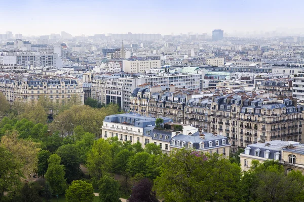 Paris, Frankrijk, 2 mei 2013. uitzicht op de stad vanaf de Eiffeltoren in bewolkt weer — Stockfoto