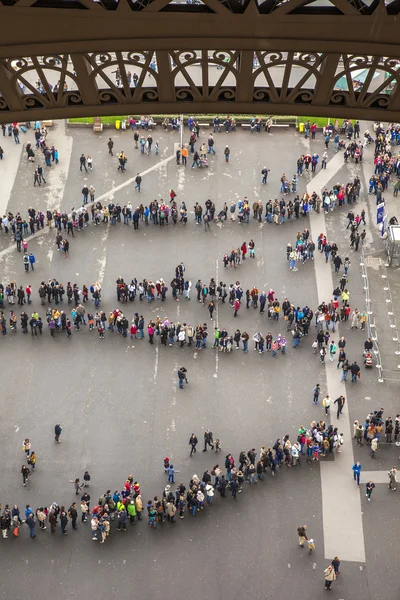 París, Francia, 2 de mayo de 2013. Turistas hacen cola en la Torre Eiffel —  Fotos de Stock