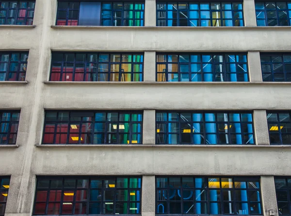 Paris, Frankreich, 2. Mai 2013. Details der Fassade des Museums für moderne Kunst (Ausstellungszentrum Georges Pompidou). Spiegelung in den Fenstern des Hauses — Stockfoto