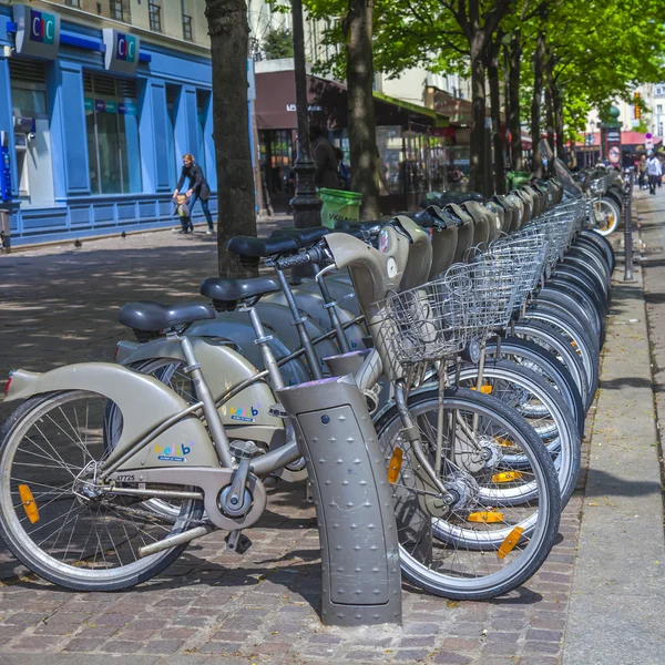 Paris, França, 2 de maio de 2013. Aluguer de bicicletas na rua parisiense — Fotografia de Stock