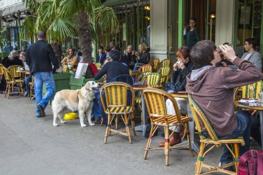 Paris, Fransa, 2 Mayıs 2013. Yaz aylarında açık hava kafeleri