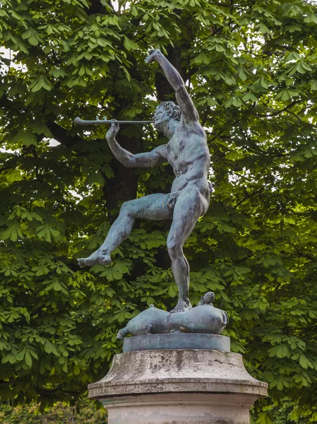 Paris, Frankreich, 2. Mai 2013. Paris, luxemburgische Gärten, Skulpturen im städtischen Umfeld . — Stockfoto