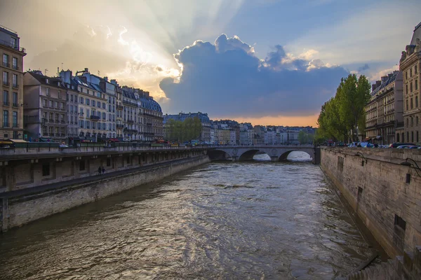 Paris, France. Vue sur le remblai de la Seine au coucher du soleil — Photo