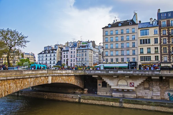 Paris, Frankrike. Visa av banvallen av floden seine i solnedgången — Stockfoto