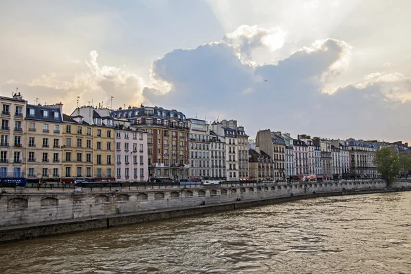 Paris, France. View of the embankment of the river Seine at sunset — Stock Photo, Image