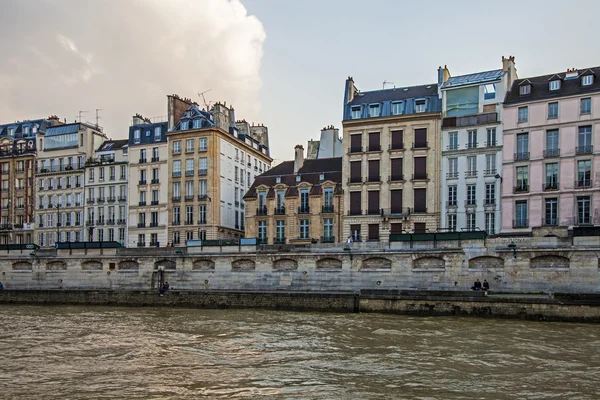 Paris, France. Vue sur le remblai de la Seine au coucher du soleil — Photo