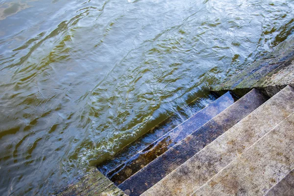 High water in the city: the water fills the paving promenade — Stock Photo, Image