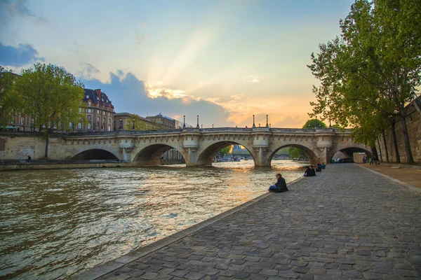 Paris, Frankrike. Visa av banvallen av floden seine i solnedgången — Stockfoto