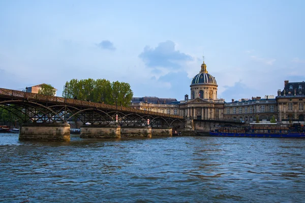 Paris, Frankrike. Visa av banvallen av floden seine i solnedgången — Stockfoto