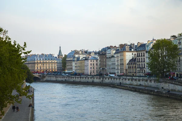 Παρίσι, Γαλλία. άποψη του αναχώματος του Σηκουάνα στο ηλιοβασίλεμα — Φωτογραφία Αρχείου