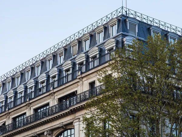 Paris, França. Detalhes arquitetônicos típicos — Fotografia de Stock