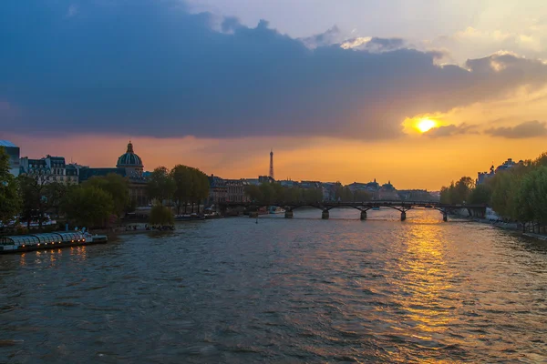 Paris, France. Vue sur le remblai de la Seine au coucher du soleil — Photo