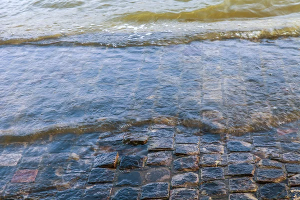 都市の高い水: 水いっぱい舗装遊歩道 — ストック写真