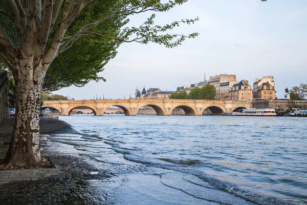 パリ, フランス.日没でセーヌ川の堤防のビュー — ストック写真