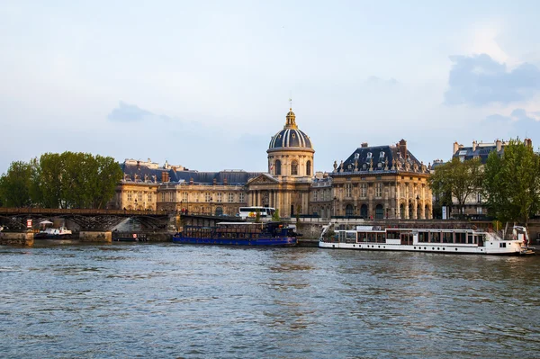 Paris, France. Vue sur le remblai de la Seine au coucher du soleil — Photo