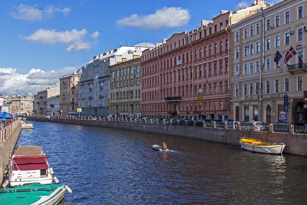 St. Petersburg, Russia , September 23, 2012 . Typical urban view — Stock Photo, Image